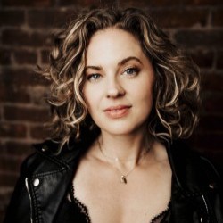 Tara Fox Headshot