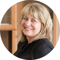 Headshot of Sandy Burns