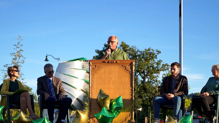 Picture of Dale Lamphere giving a speech