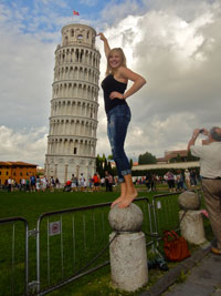 Kaitlin Schneider in front of the Leaning Tower of Pisa.